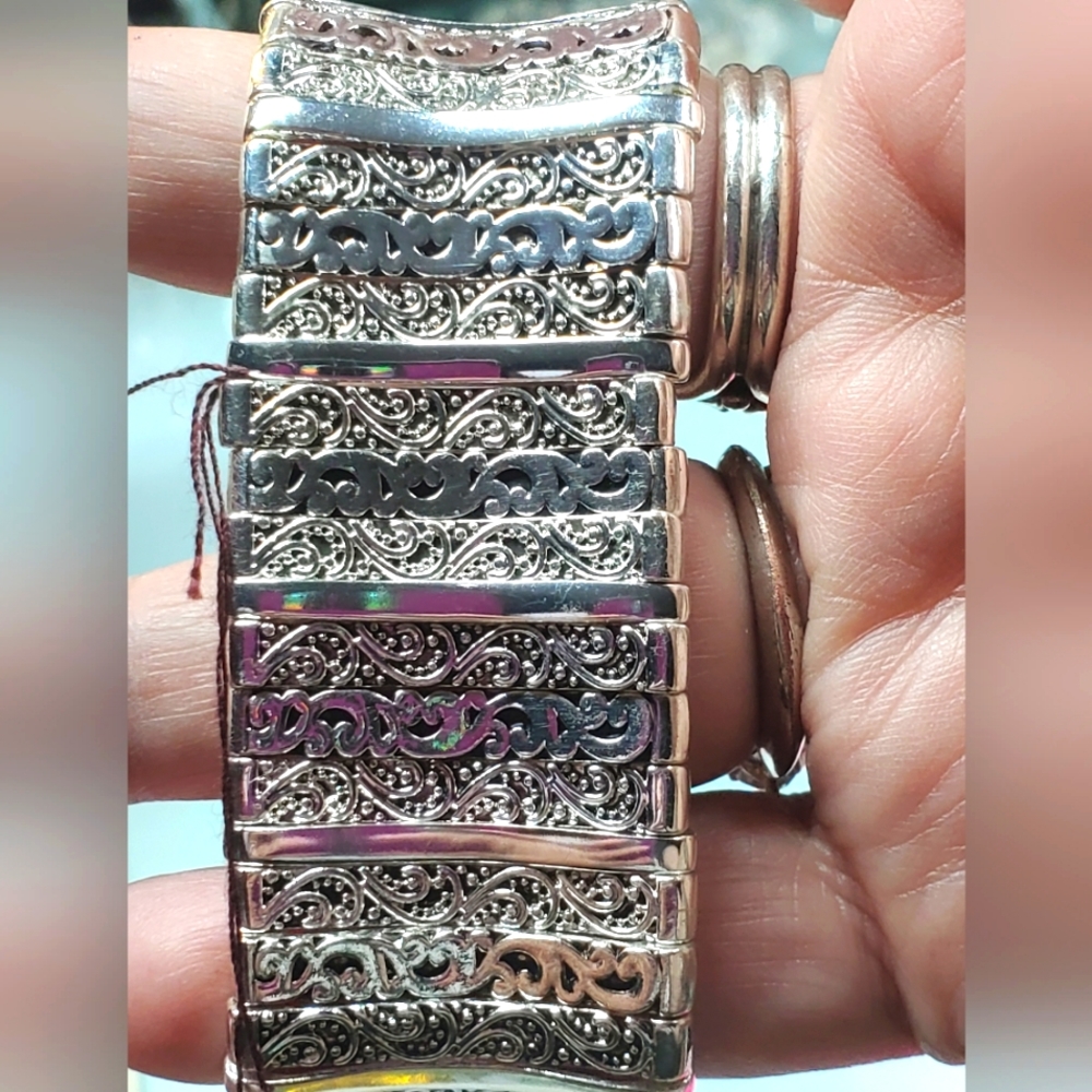 NWT silver toned filigree pattern 1 1/4 inch wide stretch bracelet